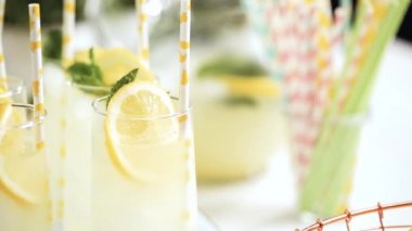 Adım adım. Bir dilim taze limon ve nane ile geleneksel limonata 