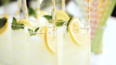 Adım adım. Bir dilim taze limon ve nane ile geleneksel limonata 