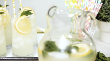 Adım adım. Bir dilim taze limon ve nane ile geleneksel limonata 