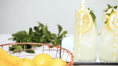 Adım adım. Bir dilim taze limon ve nane ile geleneksel limonata 