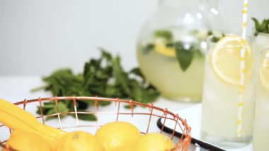 Adım adım. Bir dilim taze limon ve nane ile geleneksel limonata 