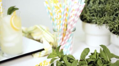 Adım adım. Bir dilim taze limon ve nane ile geleneksel limonata 