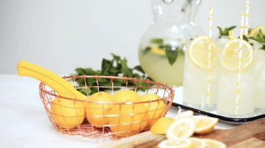 Adım adım. Bir dilim taze limon ve nane ile geleneksel limonata 