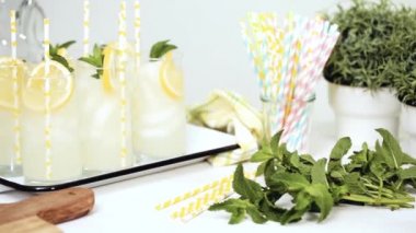 Adım adım. Bir dilim taze limon ve nane ile geleneksel limonata 