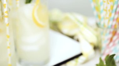 Adım adım. Bir dilim taze limon ve nane ile geleneksel limonata 