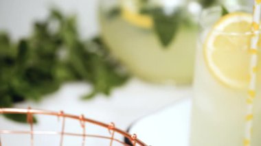 Adım adım. Bir dilim taze limon ve nane ile geleneksel limonata 