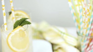 Adım adım. Bir dilim taze limon ve nane ile geleneksel limonata 