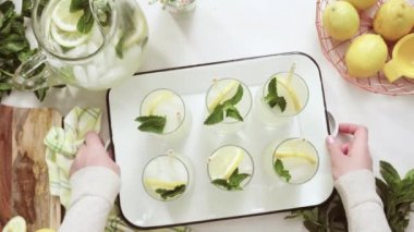 Adım adım. Bir dilim taze limon ve nane ile geleneksel limonata 