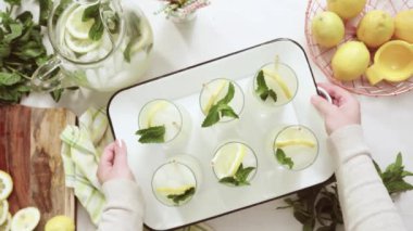 Adım adım. Bir dilim taze limon ve nane ile geleneksel limonata 