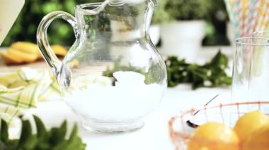 Adım adım. Bir dilim taze limon ve nane ile geleneksel limonata 