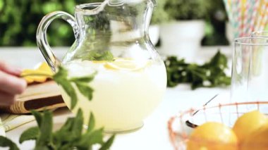 Adım adım. Bir dilim taze limon ve nane ile geleneksel limonata 
