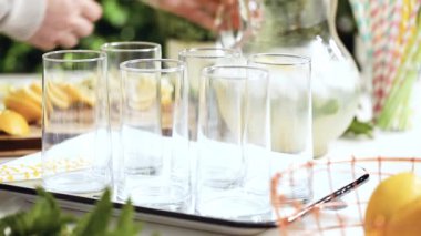 Adım adım. Bir dilim taze limon ve nane ile geleneksel limonata 