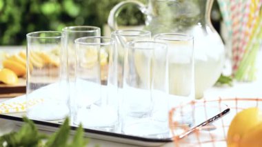 Adım adım. Bir dilim taze limon ve nane ile geleneksel limonata 