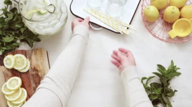 Adım adım. Bir dilim taze limon ve nane ile geleneksel limonata 