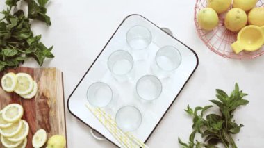 Adım adım. Bir dilim taze limon ve nane ile geleneksel limonata 