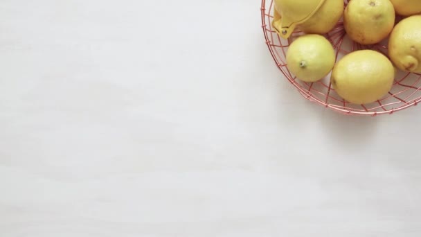 Органічні Лимони Дротяному Кошику — стокове відео