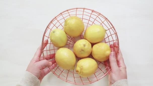Bio Citrony Drátěném Koši — Stock video