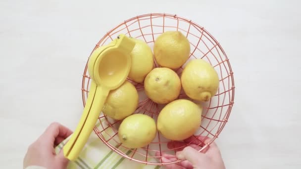 Limones Orgánicos Cesta Alambre — Vídeo de stock