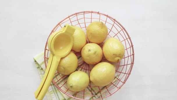Ekologiska Citroner Trådkorg — Stockvideo
