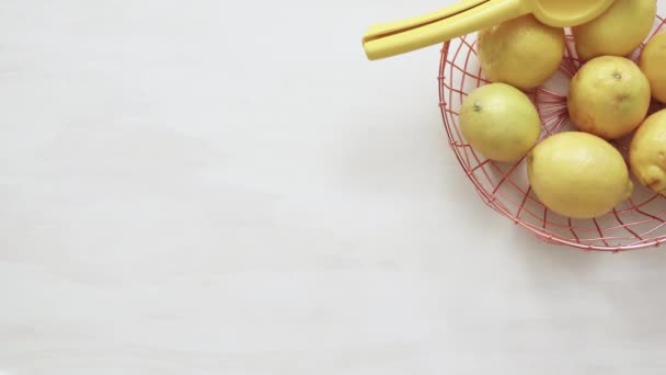 Органічні Лимони Дротяному Кошику — стокове відео