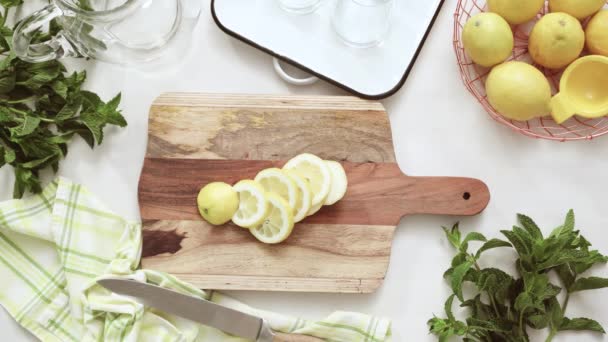 Stap Voor Stap Traditionele Limonade Met Een Schijfje Verse Citroen — Stockvideo