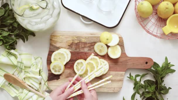 Passo Passo Limonada Tradicional Com Uma Fatia Limão Fresco Hortelã — Vídeo de Stock