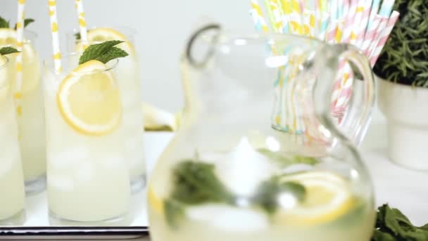Schritt Für Schritt Traditionelle Limonade Mit Einer Scheibe Frischer Zitrone — Stockvideo
