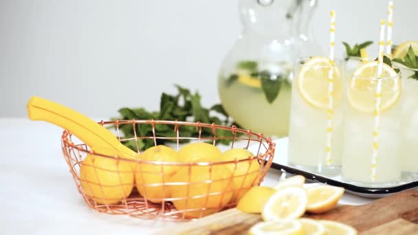 Steg För Steg Traditionella Lemonad Med Skiva Citron Och Mynta — Stockvideo