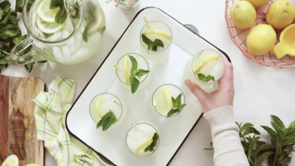 Passo Passo Limonada Tradicional Com Uma Fatia Limão Fresco Hortelã — Vídeo de Stock