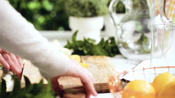 Stap Voor Stap Traditionele Limonade Met Een Schijfje Verse Citroen — Stockvideo