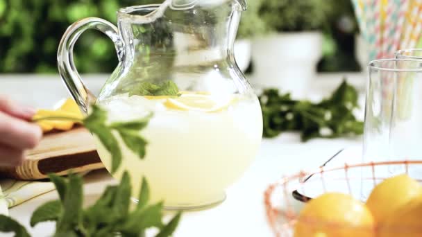 Schritt Für Schritt Traditionelle Limonade Mit Einer Scheibe Frischer Zitrone — Stockvideo