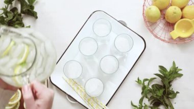 Adım adım. Bir dilim taze limon ve nane ile geleneksel limonata 