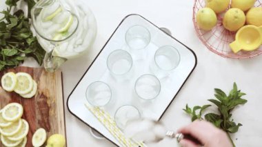 Adım adım. Bir dilim taze limon ve nane ile geleneksel limonata 