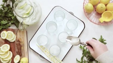 Adım adım. Bir dilim taze limon ve nane ile geleneksel limonata 