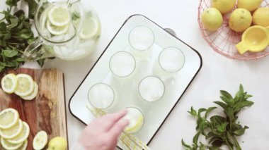Adım adım. Bir dilim taze limon ve nane ile geleneksel limonata 