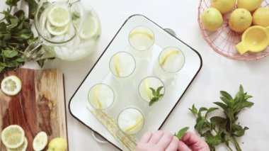 Adım adım. Bir dilim taze limon ve nane ile geleneksel limonata 