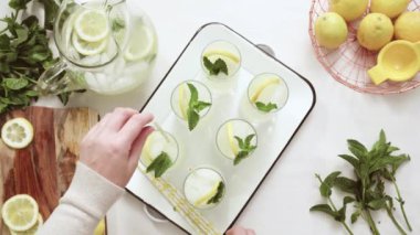 Adım adım. Bir dilim taze limon ve nane ile geleneksel limonata 