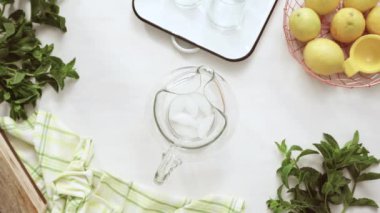 Adım adım. Bir dilim taze limon ve nane ile geleneksel limonata 