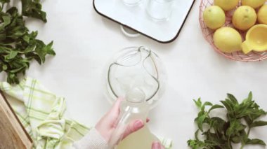 Adım adım. Bir dilim taze limon ve nane ile geleneksel limonata 