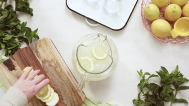 Adım adım. Bir dilim taze limon ve nane ile geleneksel limonata 