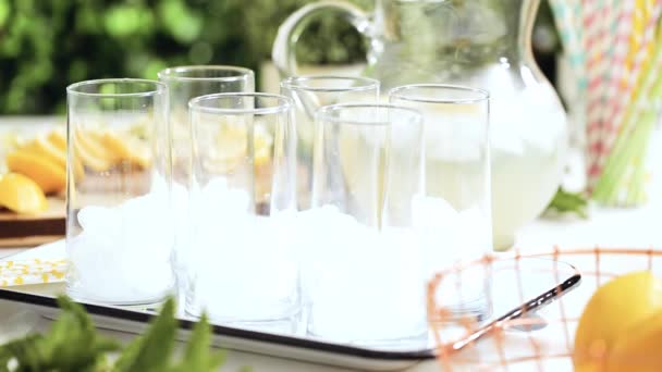 Schritt Für Schritt Traditionelle Limonade Mit Einer Scheibe Frischer Zitrone — Stockvideo