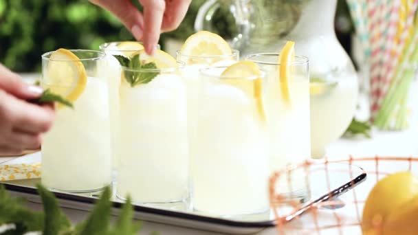Stap Voor Stap Traditionele Limonade Met Een Schijfje Verse Citroen — Stockvideo