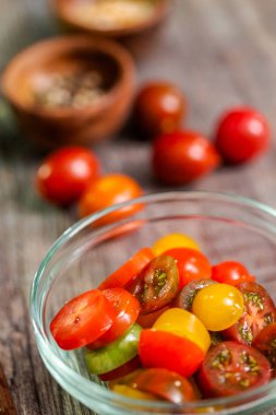 Hatıra cherry domates ahşap kesme tahtası üzerinde Dilimleme.