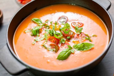 Dökme demir tencereye kavrulmuş domates çorbası.