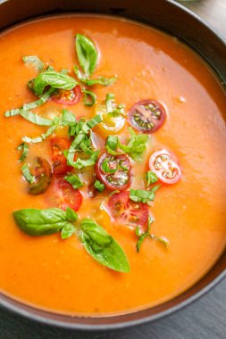 Dökme demir tencereye kavrulmuş domates çorbası.