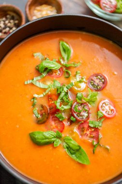 Dökme demir tencereye kavrulmuş domates çorbası.