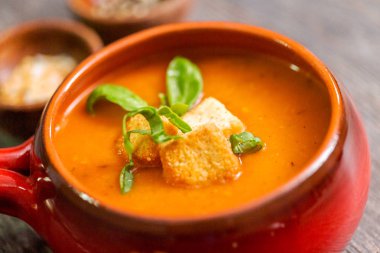 Taze fesleğen ve kruton ile kavrulmuş domates çorbası.