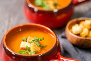 Taze fesleğen ve kruton ile kavrulmuş domates çorbası.