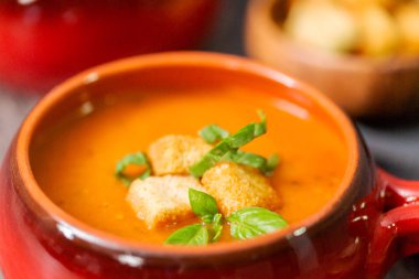 Taze fesleğen ve kruton ile kavrulmuş domates çorbası.