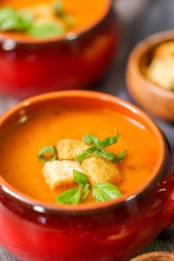 Taze fesleğen ve kruton ile kavrulmuş domates çorbası.